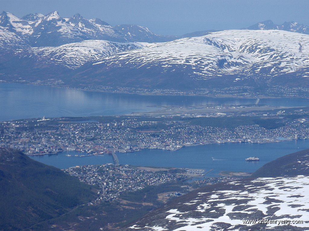 P5290015.JPG - Fra toppen av Tromsdalstinden med utsikt over byen. Her kommer hurtigruteskipet FRAM for første gang til Tromsø.