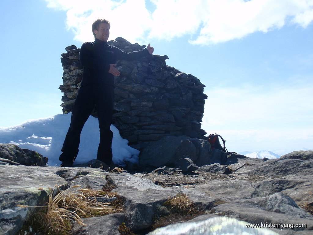 P5290024.JPG - Kristen på toppen av Tromsdalstinden. Her skulle en fraflyttet kollega også vært. Til Trond : Pell dæ nordover å bli med opp!