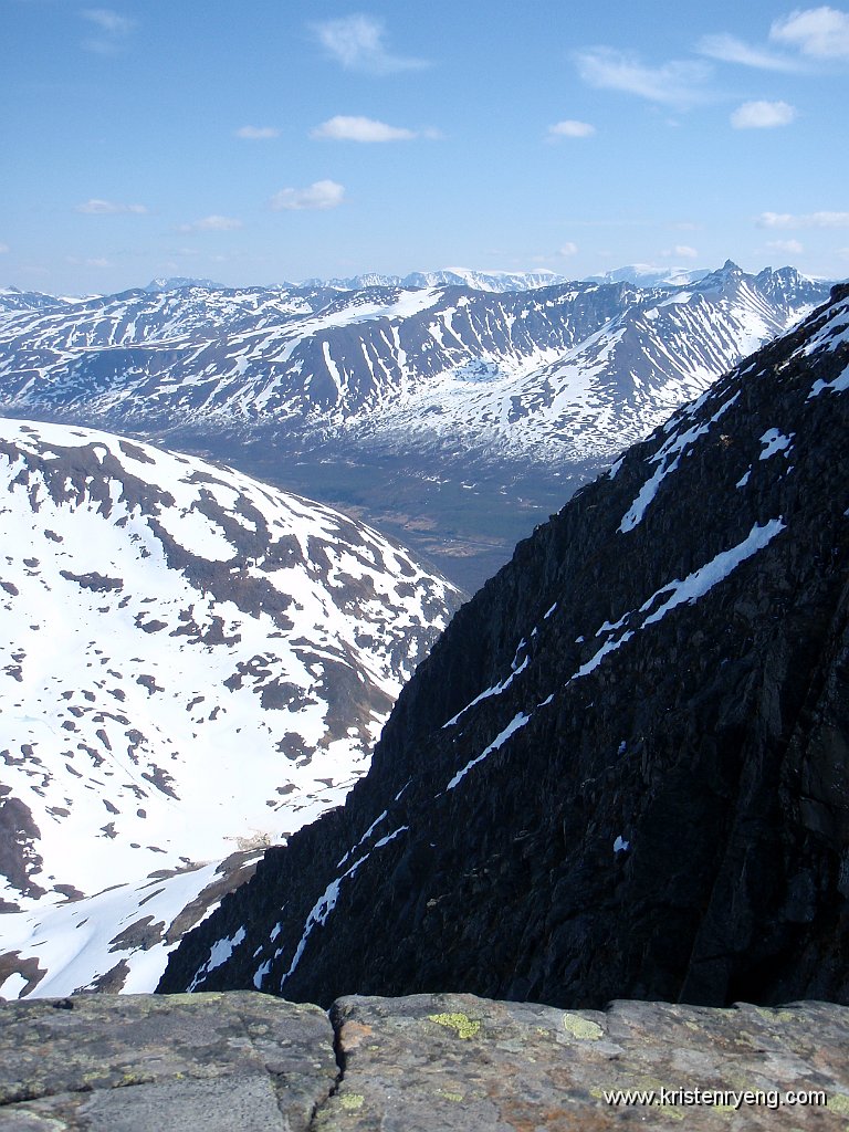 P5290033.JPG - Utsikt mot dalen mot Breivikeidet. Hamperokken bak til høyre.