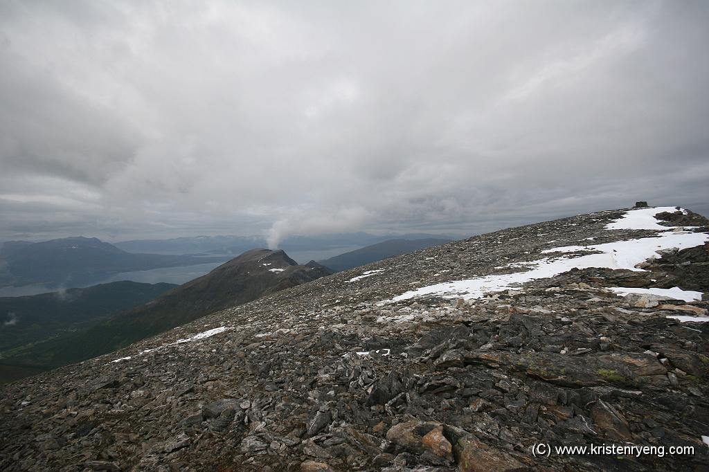 IMG_0401.JPG - Toppen av Tverrbotnfjellet, 1299 moh. Gorzelvtinden til venstre med Andersdalen helt nede til venstre i bildet.