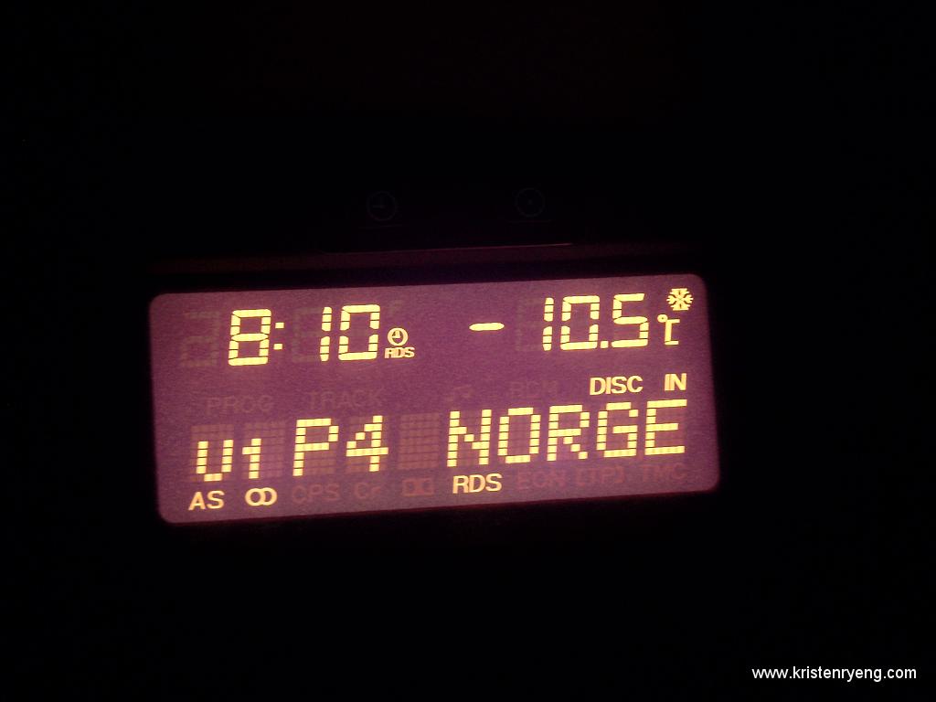 PB110001.JPG - Mindre og mindre dagslys tvinger frem tidlige avmarsjer. Her ferdig parkert på Breivikeidet klar til å starte klokken 08:10. Og, temperaturen ligger på herlige 10 minusgrader.