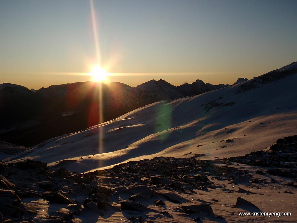 PB110145.JPG - Klokken nærmer seg 1230 og solen er på vei ned bak fjellene.