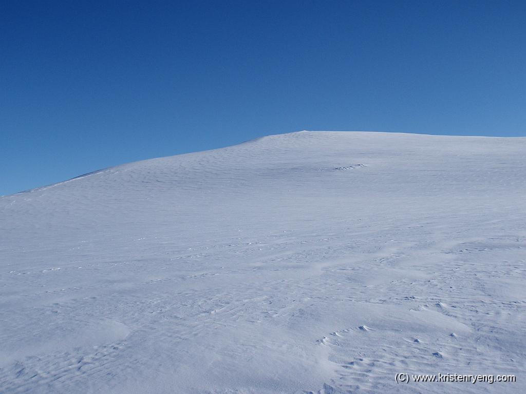 P3180300.JPG - Vardtindens høyeste punkt vises her. 1151 meter over havet.