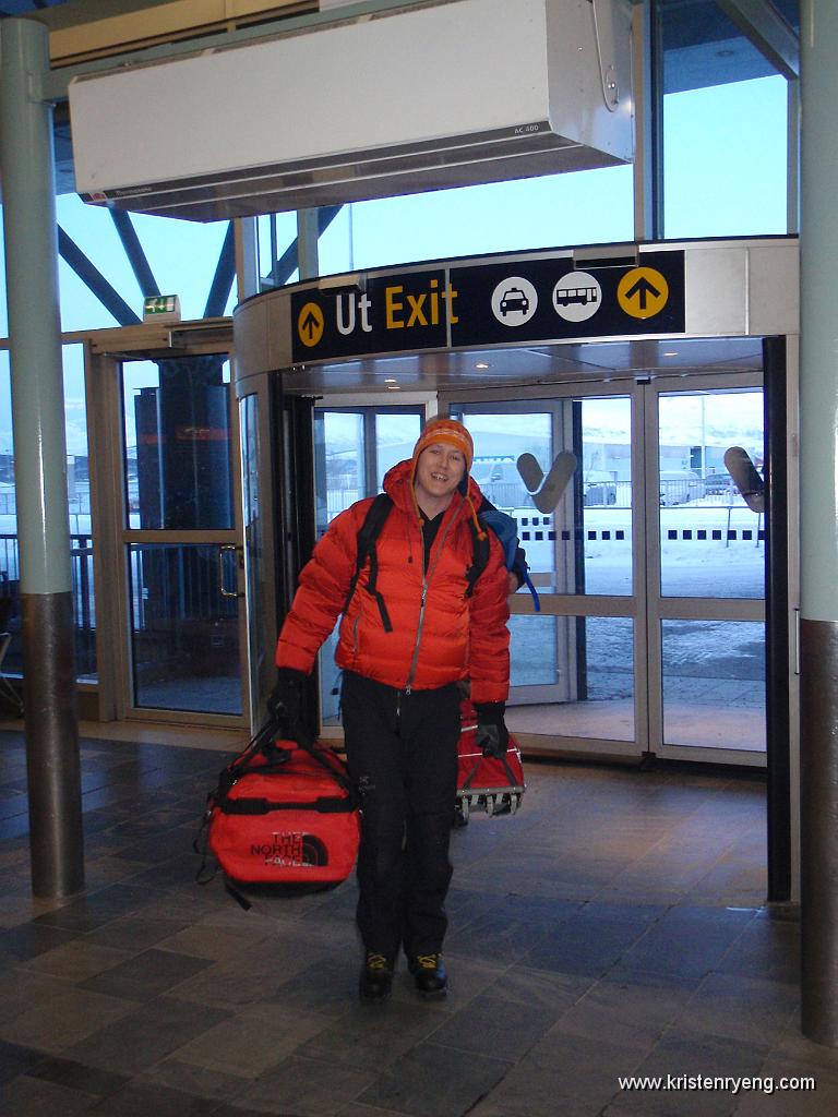 P3010003.JPG - Kim ankommer Tromsø lufhavn Langnes.