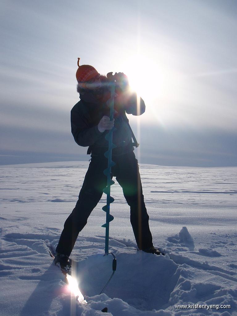 P3020039.JPG - Kim justerer isboret på jakt etter vann.