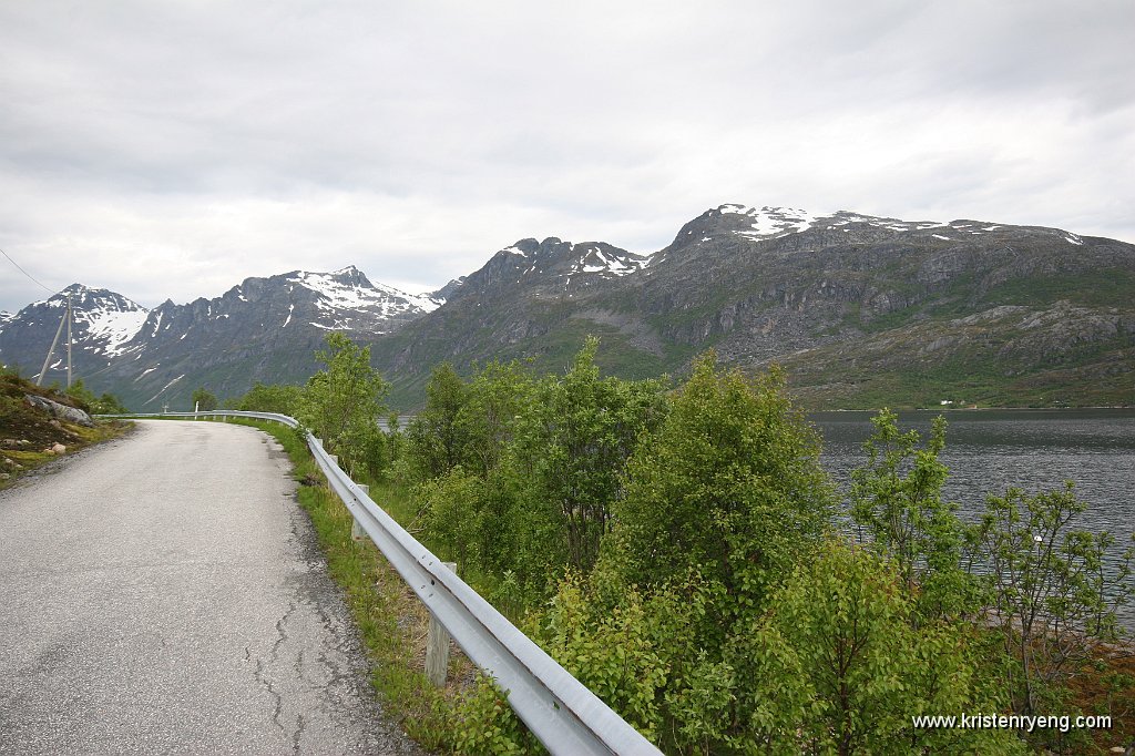 IMG_0003.JPG - Følg veien så langt den går. Deretter langs sjøkanten vestover langs Ersfjorden.
