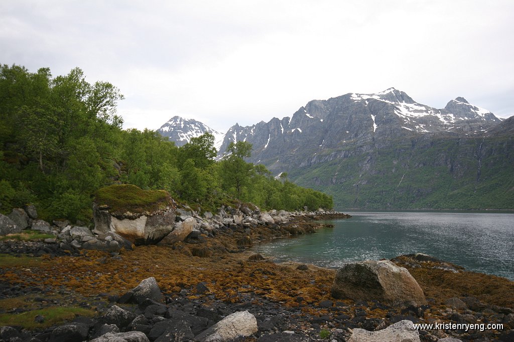 IMG_0018.JPG - Små nes med flotte naturlandskaper på vei langs Ersfjorden.