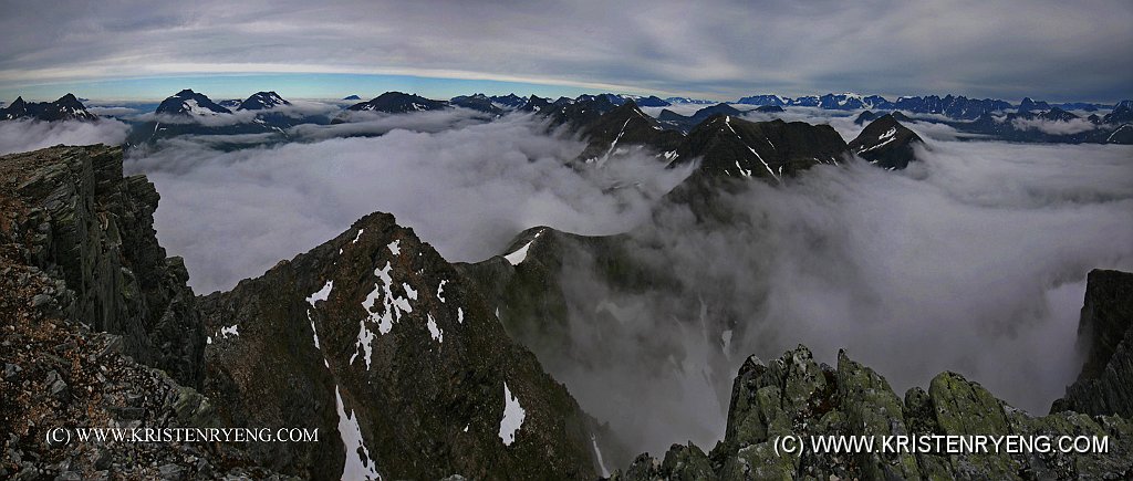 Untitled_Panorama1web.jpg - Utsikt fra toppen av Blåtinden, 1180 moh.