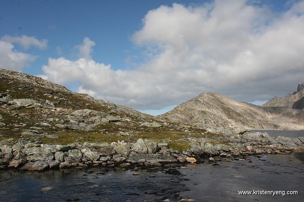 IMG_0561.JPG - Tverrfjellet, som var ett av fjellene i Ti På Topp 2010, sett fra Tverrfjellvatnet.
