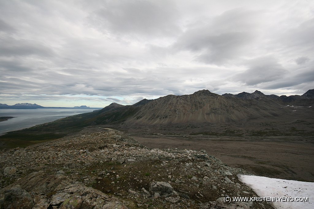 IMG_0411.JPG - Veidalsfjellet, 946 moh, ca midt i bildet.