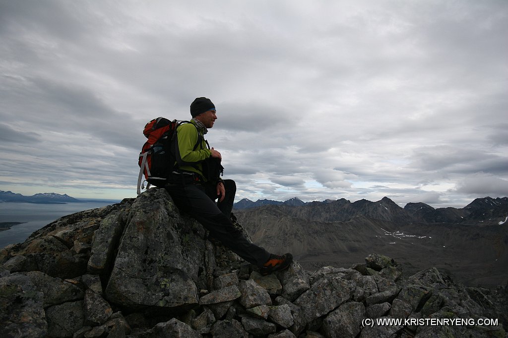 IMG_0447.JPG - Kristen på toppen av Ololsatinden, med utsikt mot Steinfjellet.