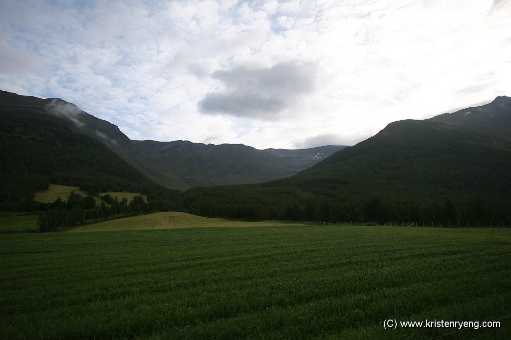 IMG_0249.JPG - Fra parkeringen ved nedre Finnjorda ser man inn dalen som leder mot Tverrbotnfjellet.